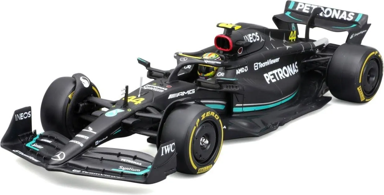 Bburago 1:24 F1 Race Mercedes W14 (2023) w/Driver - Hamilton #44