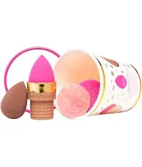 Beautyblender® | Signature Blend Essentials Set, with 2 Beautyblender® sponges for foundations and Powders, Blendercleanser® and Silicone Scrub Mat and NEST Sponge Stand, Vegan, Cruelty Free